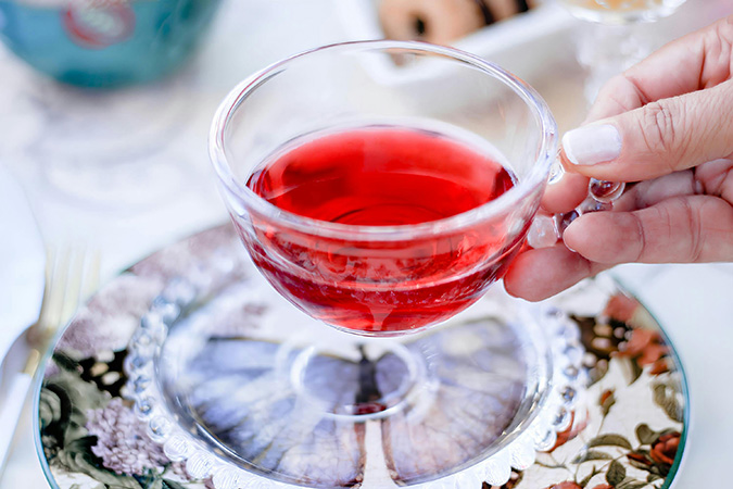Chá de hibisco em xícara